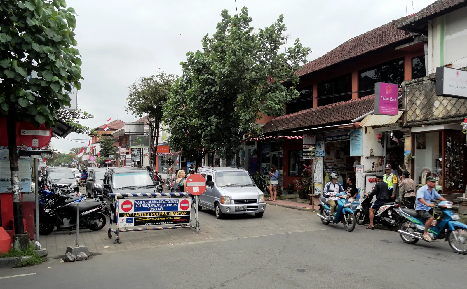 Kendaraan, pejalan kaki, dan deretan bangunan di Jalan Raya Ubud dekat Puri Ubud